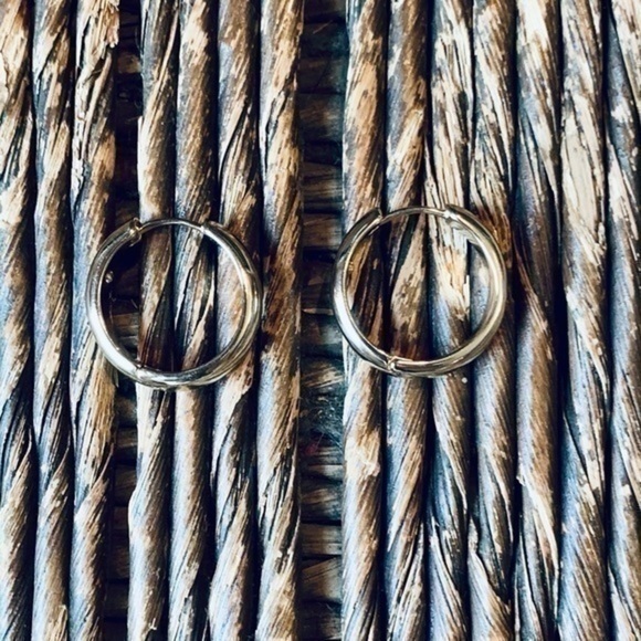 ✨💛 Chunky Gold Tone Hoops ✨✨✨ - Picture 4 of 8